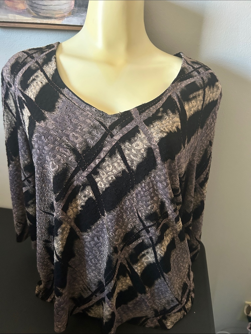 NICOLA Abstract V-Neck Long-Sleeve Top in Gray & Black